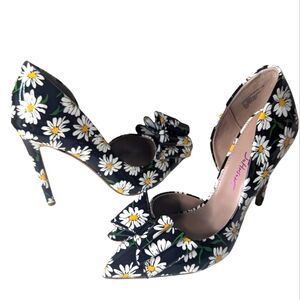 Betsey Johnson Daisy Bow Heels 7.5 Spring